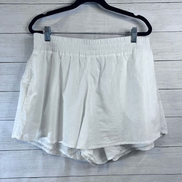 NWT Hollister Ultra High Rise Eyelet Soft Shorts Side Pockets Fully Lined 💗 - Picture 2 of 7